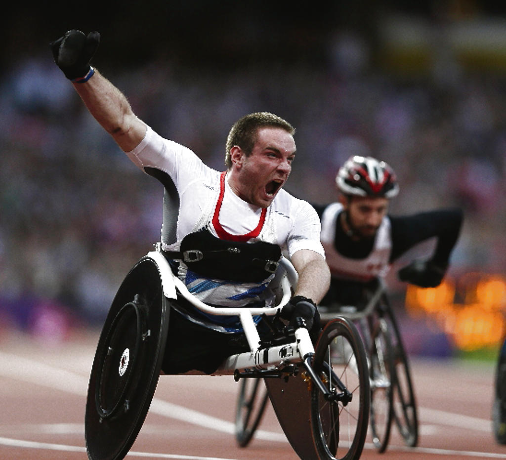Emoción. Mickey Bushell se bañó en oro.(AP)