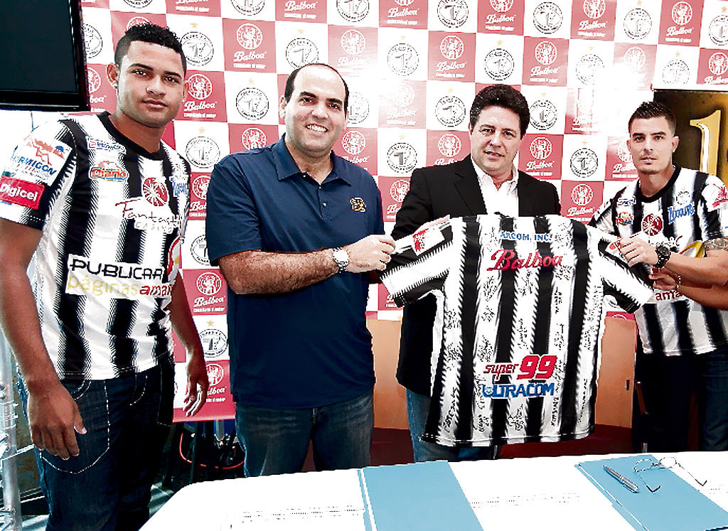 Convenio. Fernando Zavala y Giampaolo Gronchi (ambos en el centro), con algunos jugadores del Tauro.()