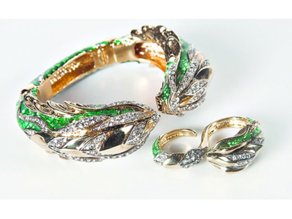 Roberto Cavalli. El diseñador italiano confía plenamente en las formas de animales en su joyería. Este ha sido el éxito de la marca. Los cristales se toman las pulseras y sortijas.