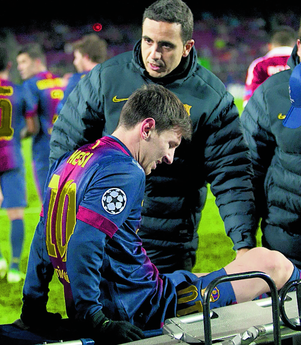 Retirado. Messi tuvo que ser sacado en camilla.(EFE)