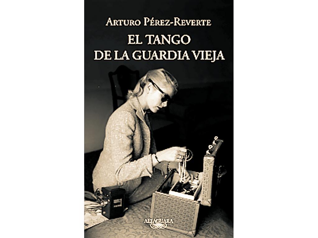 Arturo Pérez-Reverte entrega, junto a Alfaguara, otro libro fiel a su estilo. Un insólito desafío entre dos músicos, que acaba llevando a uno de ellos hasta Buenos Aires en 1928; una operación de espionaje en la Riviera francesa en los tiempos de la Guerr