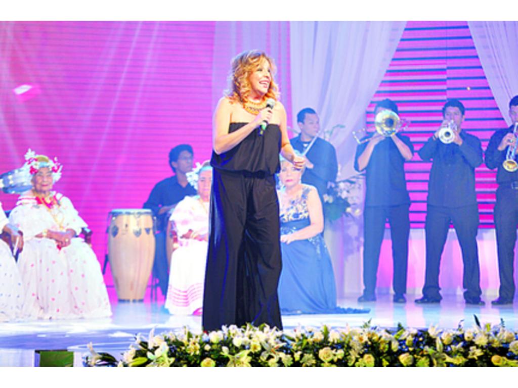 Albita compartió un rato agradable con los presentes. Enamoró.