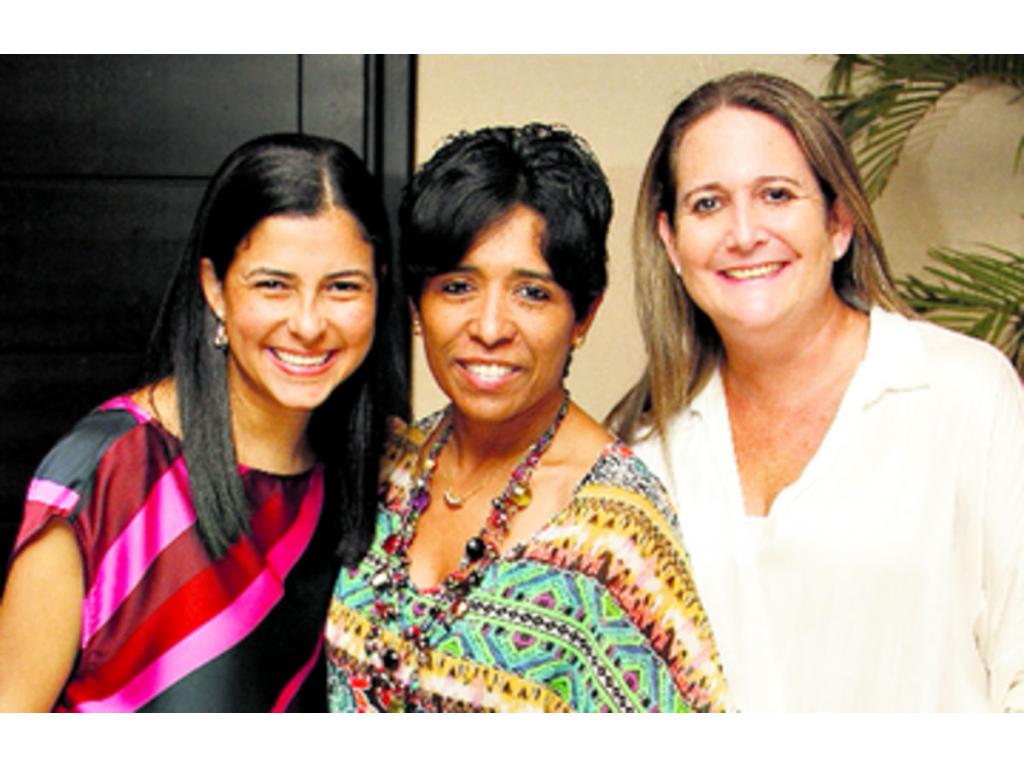 3. Maricarmen Vásquez, Maggie Marotta y Dora Bakomichalis.