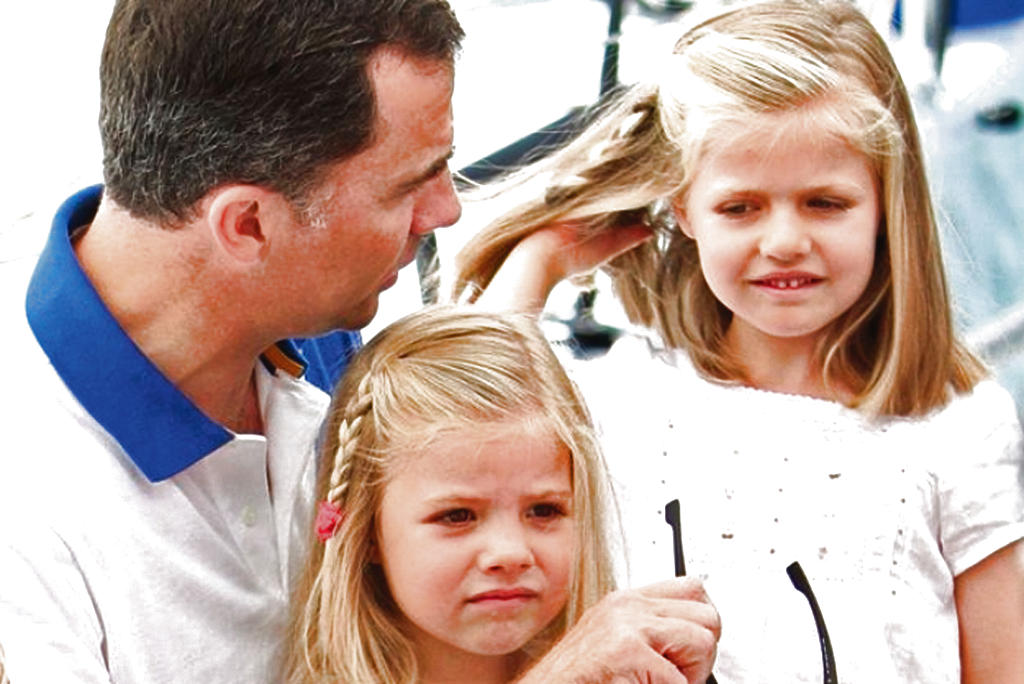 Padre e hijas. Felipe junto a las infantas Leonor y Sofía.()