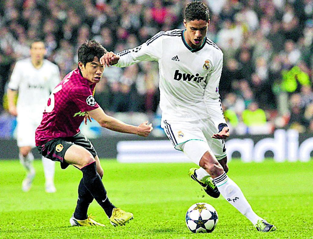 Raphael Varane (dcha.), de los mejores en la zaga del Real Madrid.(EFE)
