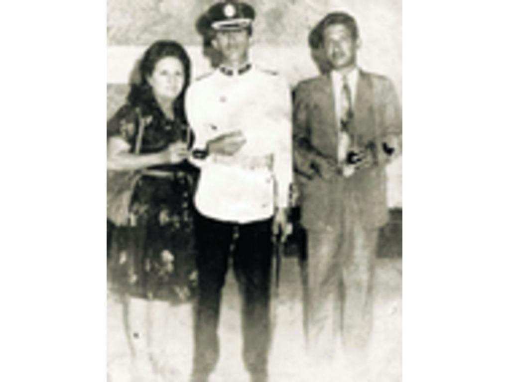 En 1975 aparece con su madre Elena Frías y su padre Hugo de los Reyes Chávez.
