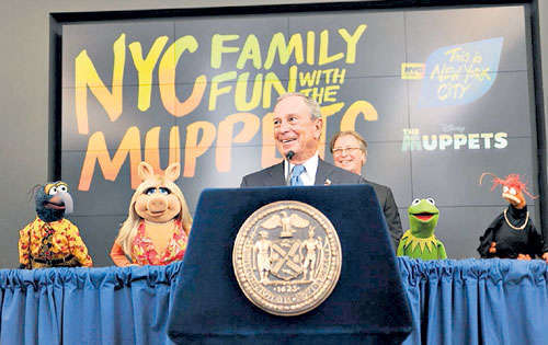 <p>Reunidos. Gonzo, Pepe, Miss Piggy y la rana Kermit junto al alcalde de Nueva York, Michael Bloomberg.</p>