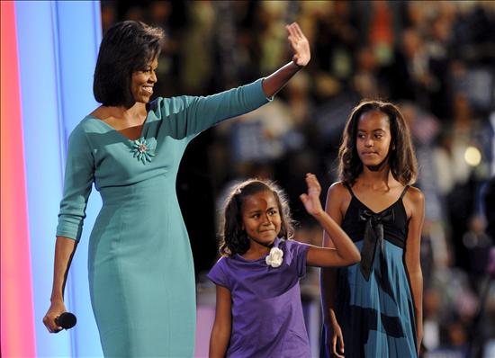 Imagen del pasado 25 de agosto en la que la esposa de Barack Obama, Michelle Obama, saluda junto a sus hijas Malia Ann (d) y Natasha (c), durante el primer día de la Convención Nacional Demócrata en Denver, Colorado (EE.UU.). EFE