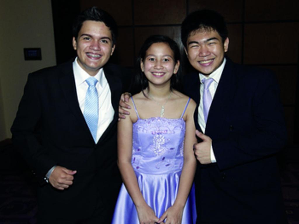 11. Diego Martes, Daniela Yee y Tommy Ho.