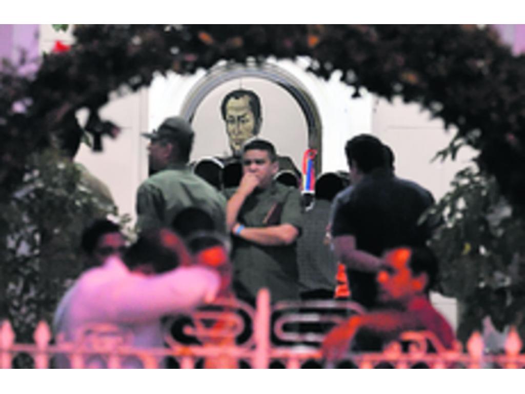 Varias personas reciben con pesar la noticia de la muerte del presidente Chávez, en los alrededores de la Embajada de Venezuela en Cuba, donde el mandatario pasó varios meses.