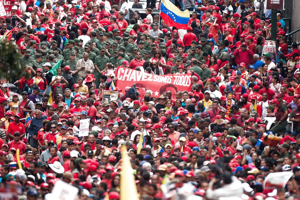 Los venezolanos se alistan para celebrar mañana 55 años de la instauración de la democracia sin que aún se conozca la fecha del regreso al país del presidente. Foto/EFE.<br>