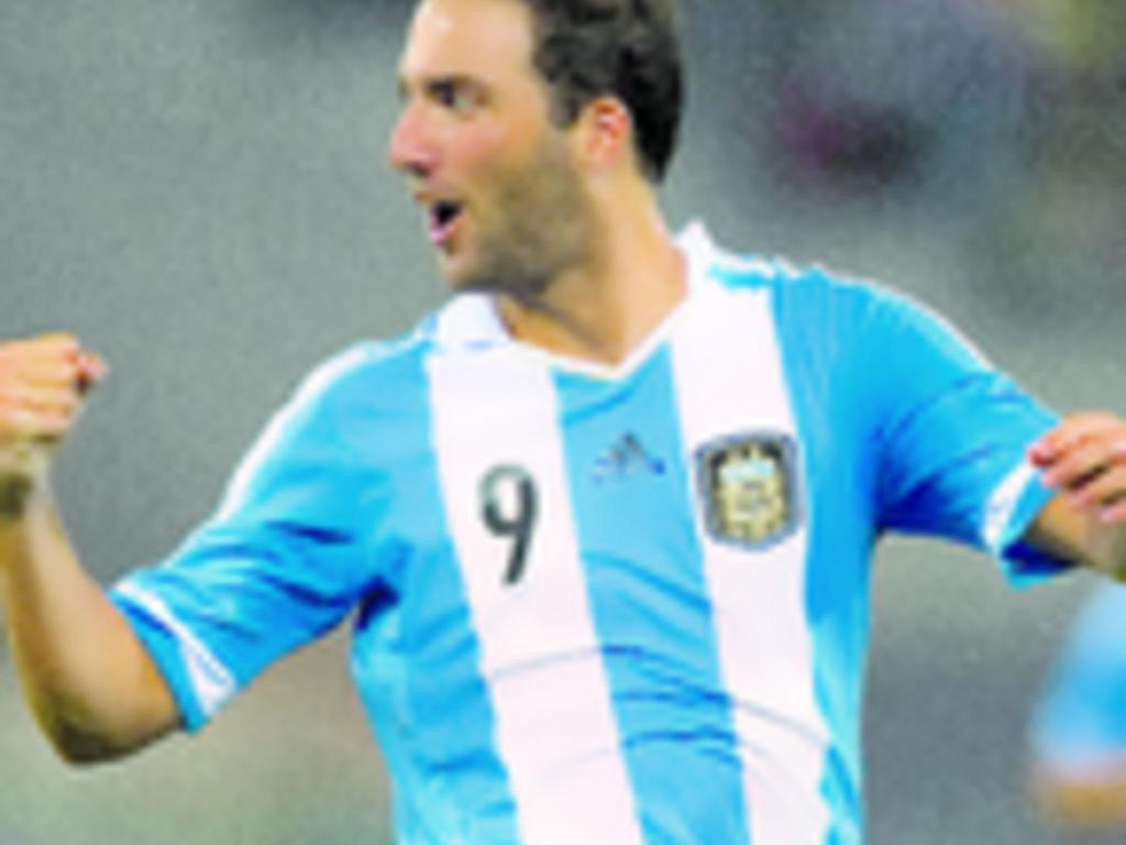 El jugador argentino, que milita en las filas del Valencia, anotó a los 48 minutos, poco después de entrar a la cancha, al rematar con potencia desde la entrada al área grande en la culminación de un buen contragolpe, en el que recibió el pase final de
