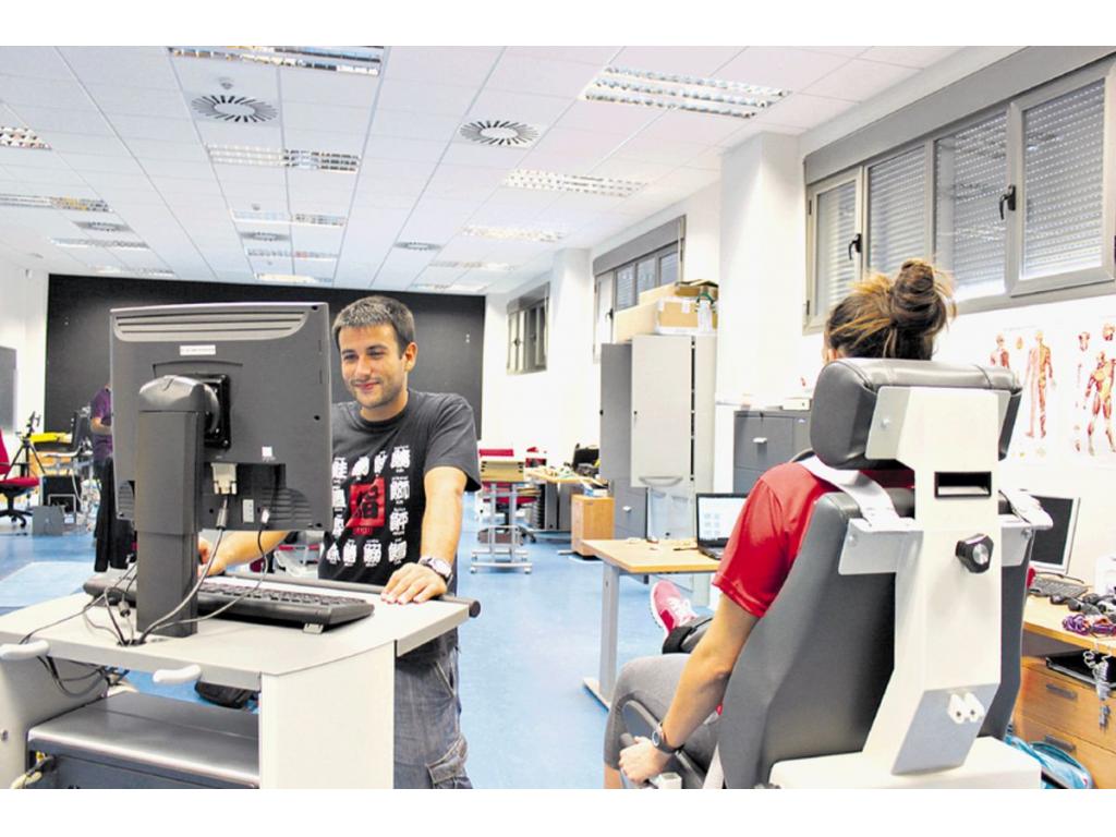 En medio de la actividad laboral, los colaboradores deben hacer pausas y tomar descansos para estirar el cuerpo y despejar su mente.()