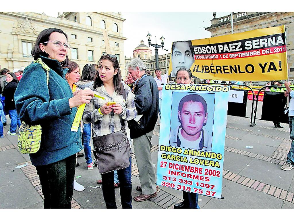 Cruz. Varias personas claman por los desaparecidos.(EFE)
