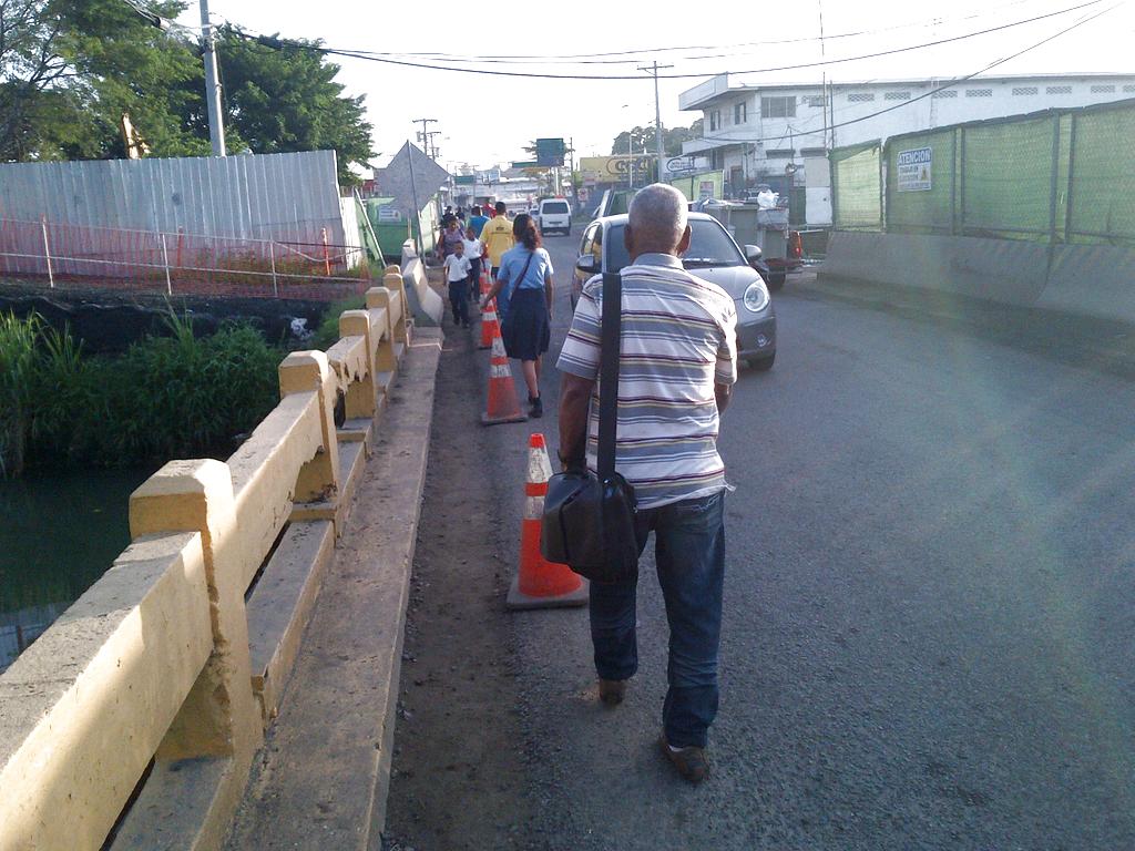 Los moradores del sector tienen que caminar para llegar a la parada y así abordar un bus. Foto/Jesús Simmons<br>