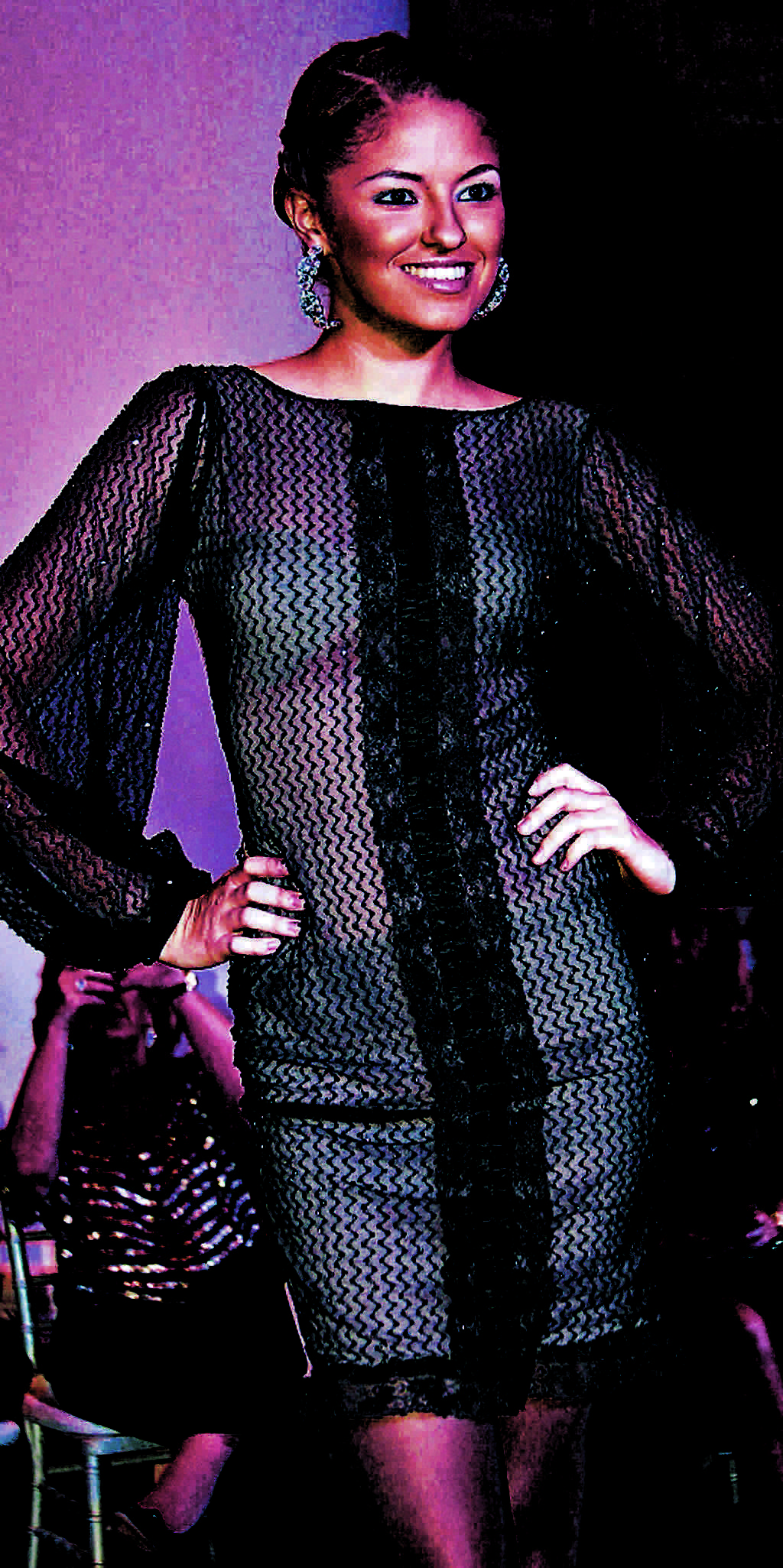 Sexy. Si desea un look atrevido, este minivestido manga larga con transparencias es una opción ideal para asistir a un evento tipo coctel.()