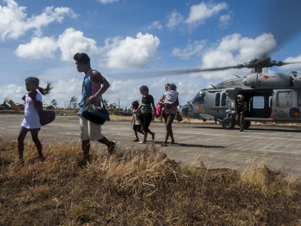 La asistencia a las víctimas del Haiyan en Filipinas se reforzó hoy con la llegada de militares y especialistas de varios países, entre ellos España. Foto/EFE<br>