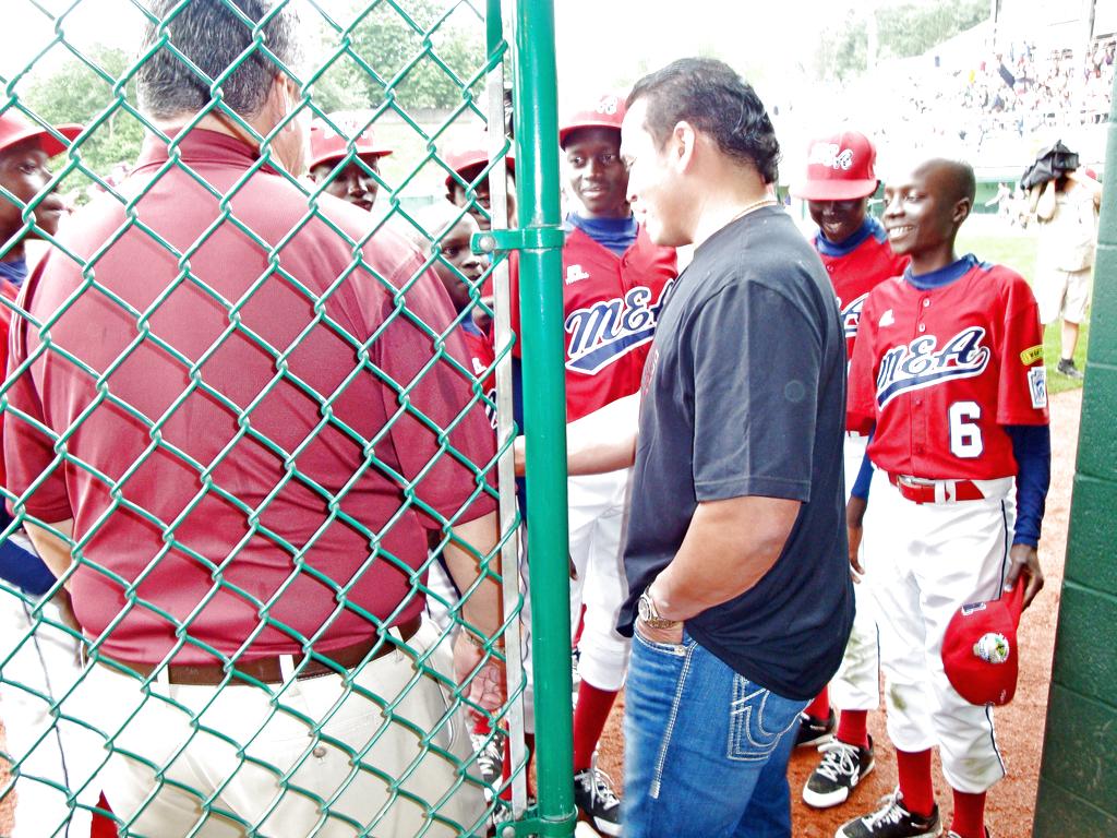"Calicho" Ruiz con los jugadores de Uganda. Enviado Especial<br>