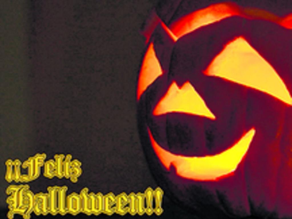 Si quieres enviar una tarjeta a tus amigos que disfrutan de esta celebración puedes utilizar Halloween Card Creator, podrás agregar fondos y efectos especiales el diseño de la tarjeta.