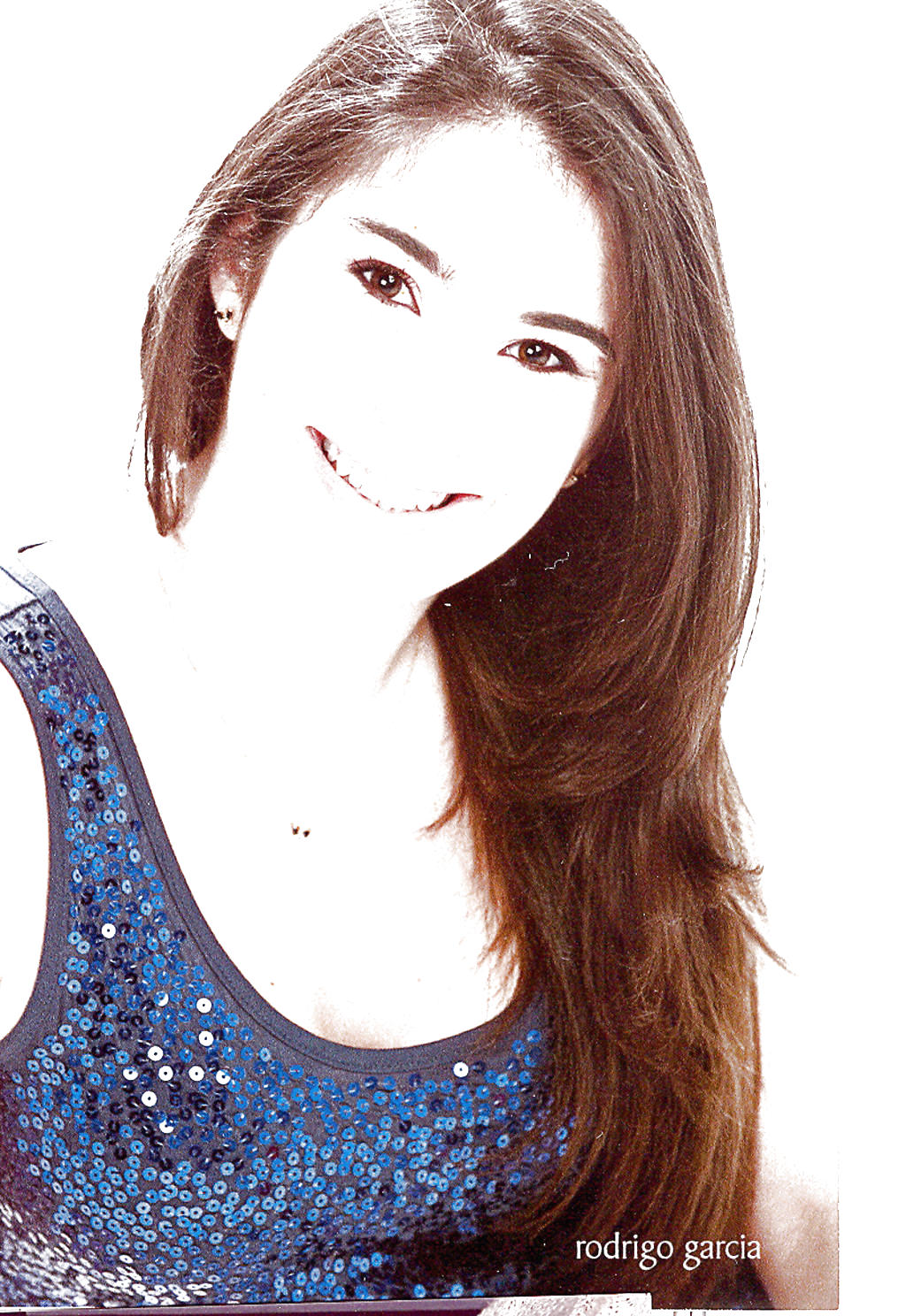 Esta encantadora joven será presentada en sociedad este 7 de julio como debutante 2012. La linda damita es hija del recordado señor Guillermo Alfredo Ford Boyd y la señora Vicky Afú Valdés.()