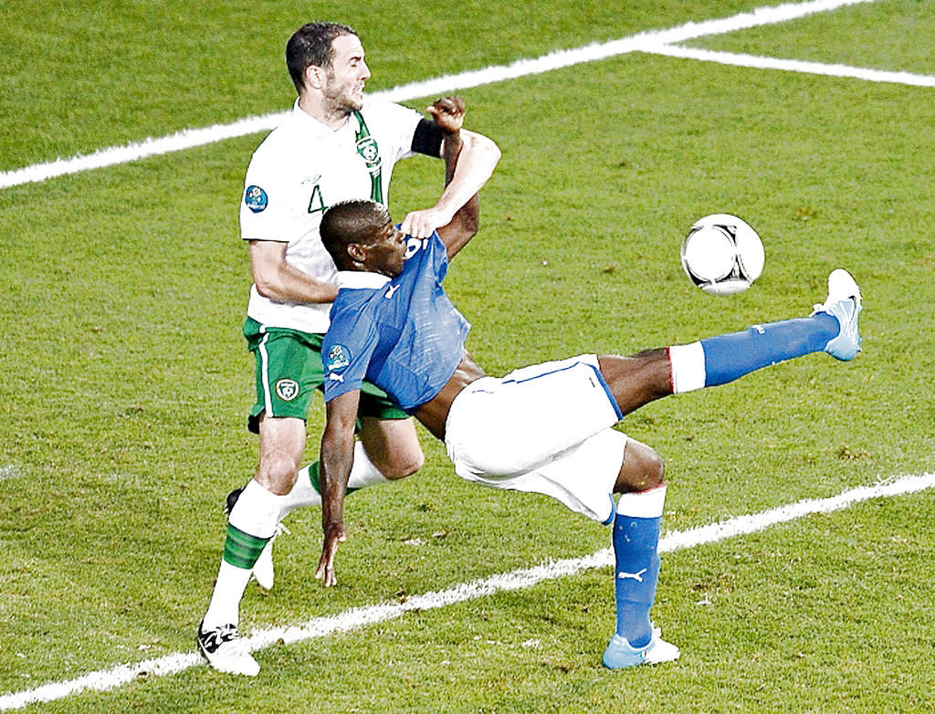 Se lució. Mario Balotelli (dcha.) hizo un tanto con clase.(EFE)