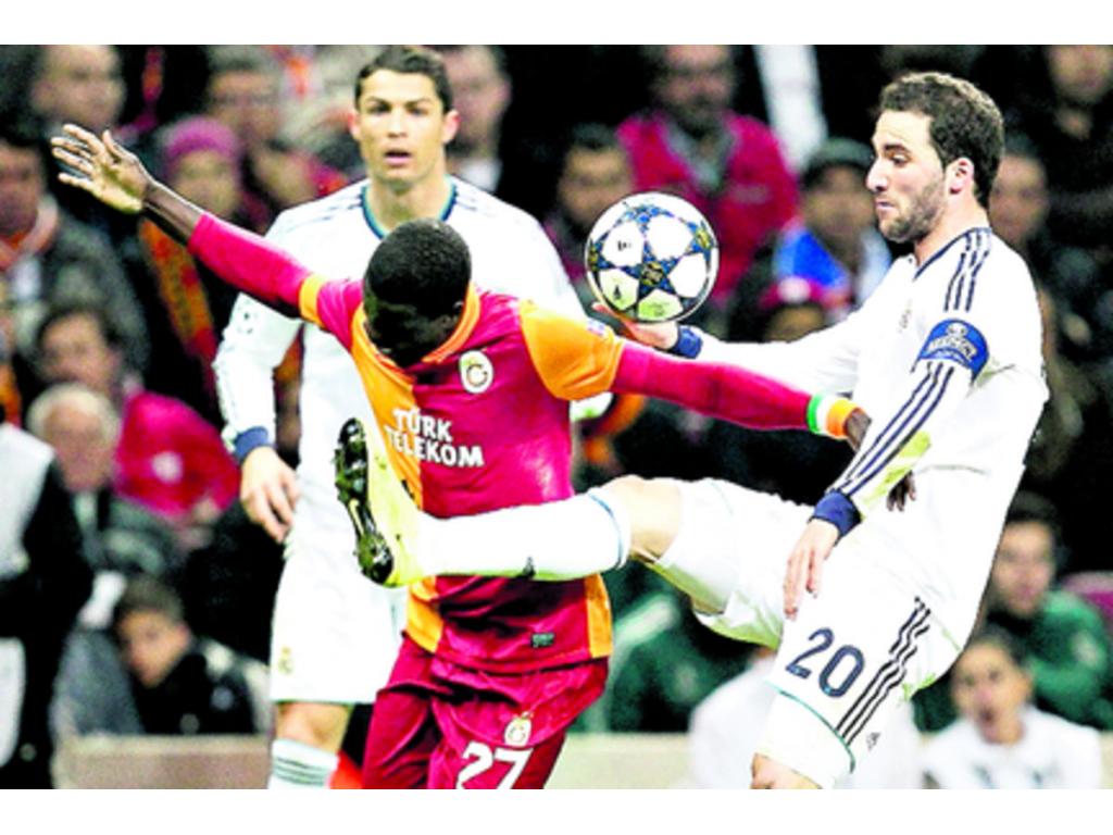 Higuaín (dcha.) lucha por el balón contra Emmanuel Eboué (izq.)(EFE)