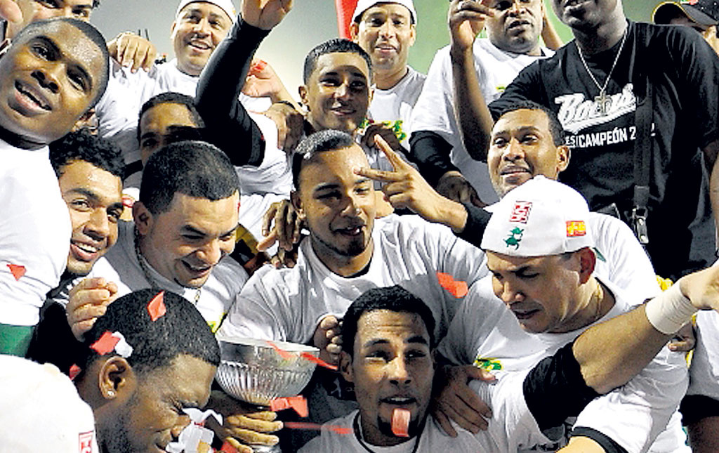 <p>Eufóricos. Los jugadores de Bocas celebran.</p>