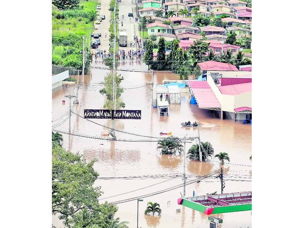 Atrapados. Residentes de Hato Montaña quedaron atrapados en sus residencias durante todo el día.(Carlos Lemos)