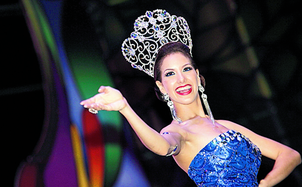 Virginia Hernández, en su segundo cambio de la noche. Un elegante traje azul que resaltaba su tez blanca. Además de ser reina del Carnaval, nos representará en el próximo certamen de Miss Mundo Internacional. ()