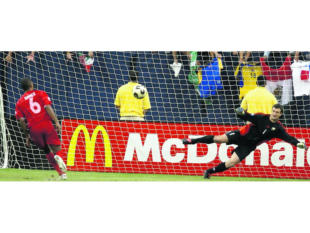 Golazo. Gabriel Gavilán Gómez (6) de Panamá anota a lo Panenka ante el portero Frank Grandel de Sudáfrica, durante la Copa de Oro 2005.(Archivo)
