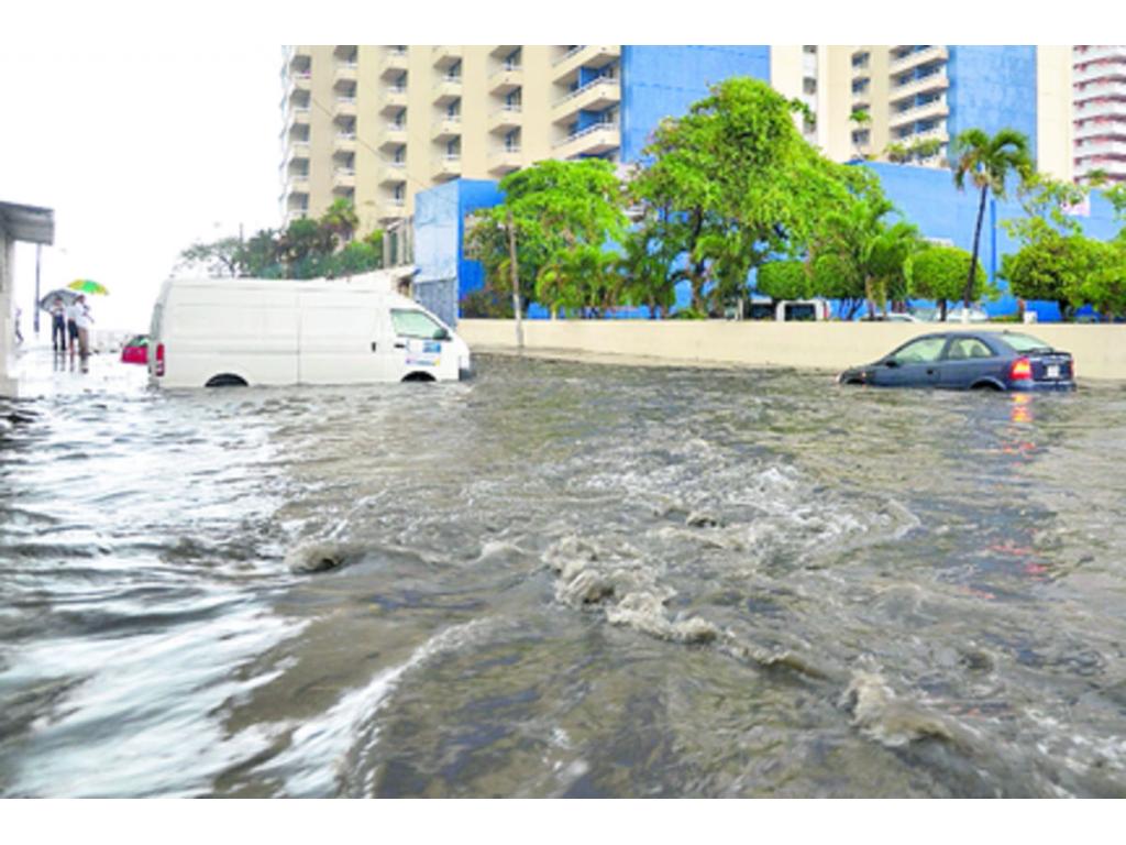 Vehículos atascados por las inundaciones(EFE)