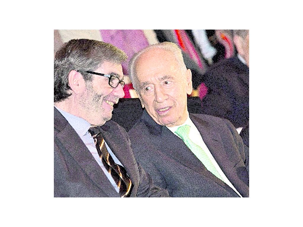 El presidente israelí, Shimon Peres, ganador del Premio Nobel de la Paz, dijo que se sentía entristecido' de conocer la renuncia del papa y lo alabó por fortalecer los vínculos entre el Vaticano y el Estado judío.()