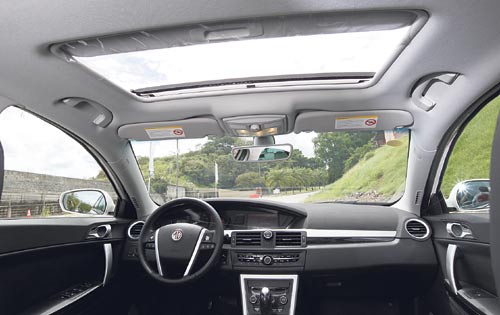 <p>Dinámico. El interior es muy espacioso, además, incorpora un novedoso sunroof.</p>