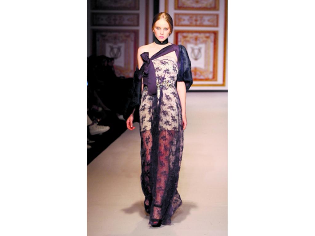 Transparencia bicolor para una mujer contemporánea y de un carácter fuerte. Su look se caracteriza por una elegancia exótica y sofisticada. La línea se dirige a féminas entre 18 a 70 años.