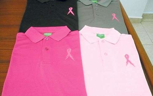 <p>Suéteres estilo polo en varios tonos, con la cinta de la campaña.</p>