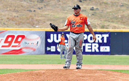 <p>Lanzador. Roger Deago fue el abridor del juego.</p>