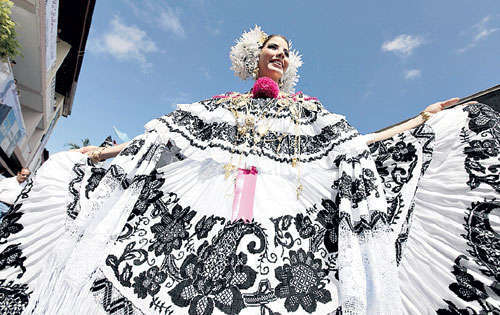 <p>Miss Mundo. Irene Núñez luciendo orgullosa su pollera de lujo.</p>
