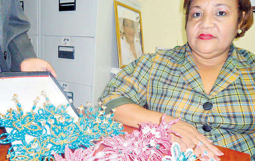 <p>En 1977 fue reina de la Feria de La Chorrera. Hena elabora polleras marcadas.</p>