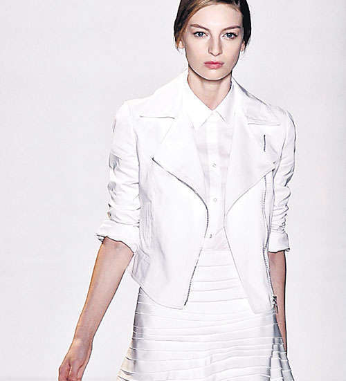 <p>Conjunto. Blusa blanca y minifalda con tableado. Para complementar, la chaqueta, muy moderna, se deja abierta.</p>