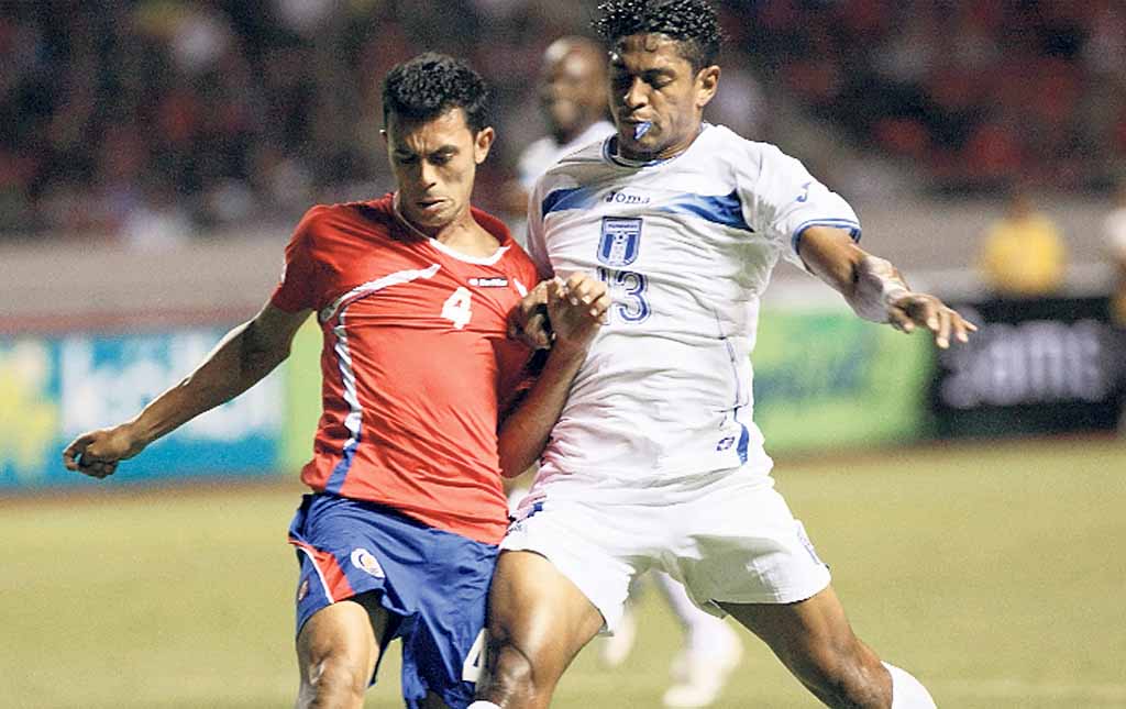 <p>Jugador. Carlos Costly (der.), preocupa al técnico Suárez.</p>