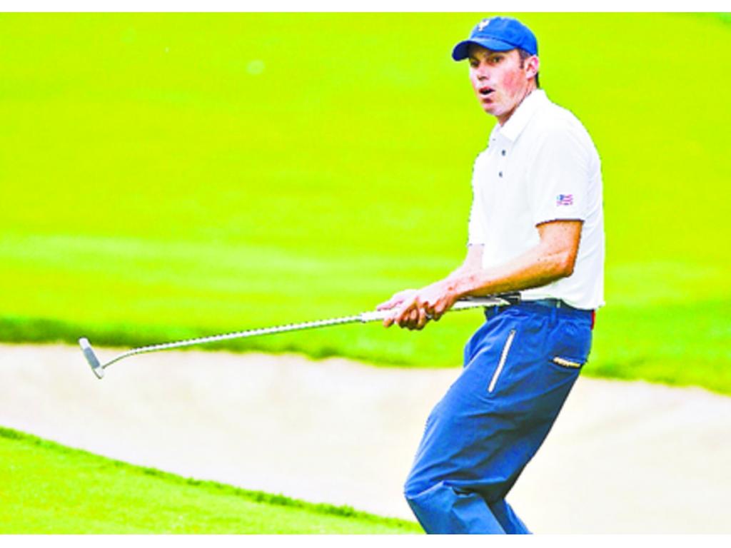 El golfista norteamericano Matt Kuchar reacciona después de fallar un putt durante su actuación individual.( Foto: AP)