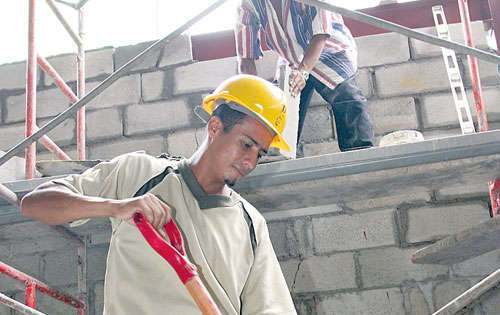 <p>El Decreto Ejecutivo Nº 24 del 28 de diciembre de 2011 fijó las nuevas tasas de salario mínimo en todo el país, esta disposición se hizo efectiva desde la primera quincena de enero de 2011.</p>