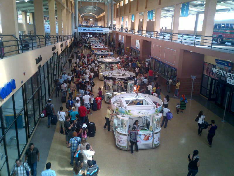 Desde tempranas horas de este viernes la gente acudió a la terminal para abordar un autobús y trasladarse al interior del país. Foto/Erick Barrios<br>