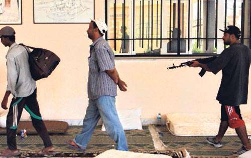 <p>Rendición. Varios aliados de Gadafi depusieron las armas.</p>