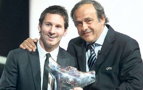 <p>Premio. Messi recibió el premio de manos de Platini.</p>