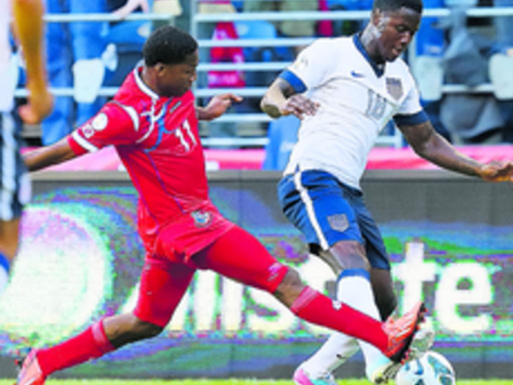 4. El panameño Armando Cooper disputa el balón con Edy Johnson.