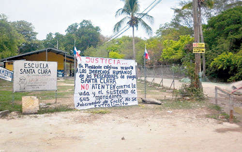 <p>Vigilantes. Se niegan a abandonar el lugar y a negociar.</p>