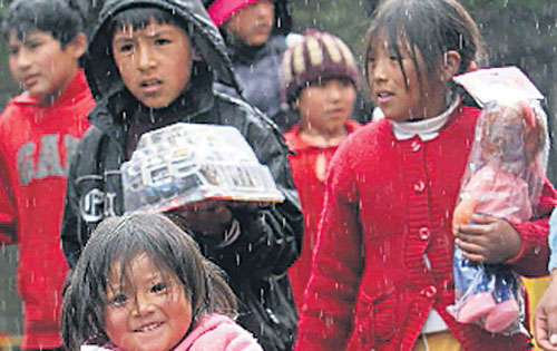 <p>Niños bolivianos reciben regalos.</p>