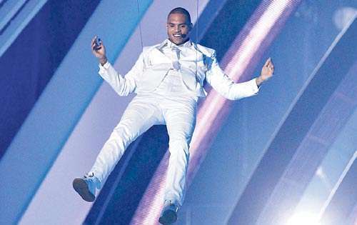 <p>Presentación. El cantante Chris Brown voló por los aires.</p>