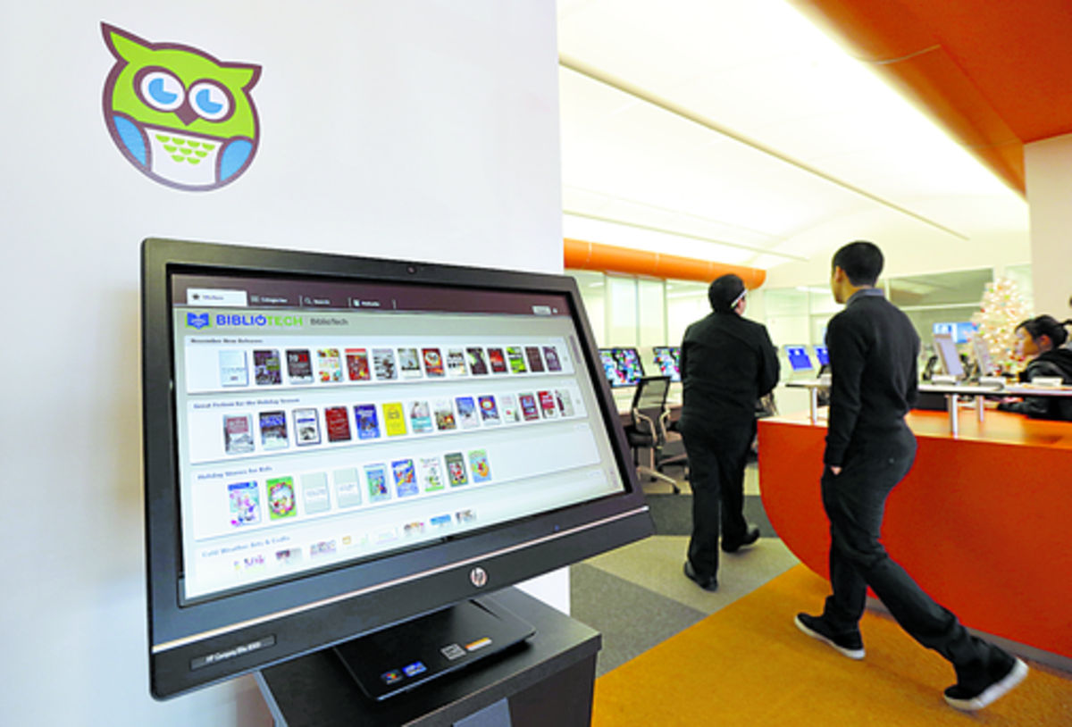 Una computadora desde la cual se puede ver el catálogo de libros.